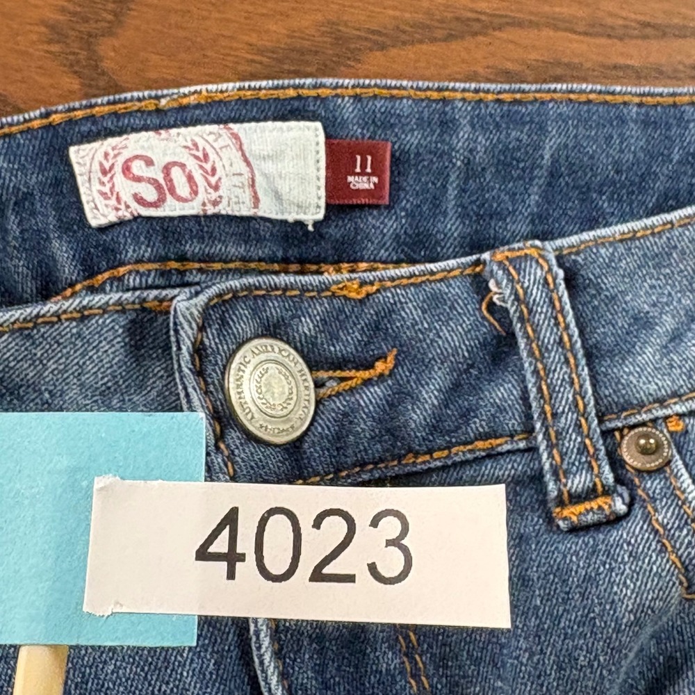 SO Cropped Jeans Womens 11 Blue Mid Rise Straight Leg Stretch Denim EUC - Picture 8 of 8